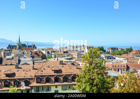 Schöne Stadtbild von Lausanne, Schweiz, fotografiert aus der Sicht über die Stadt. Genfer See und die Berge im Hintergrund. Historische Gebäude, Schweizer Stadt. Französisch sprechenden Schweiz. Stockfoto