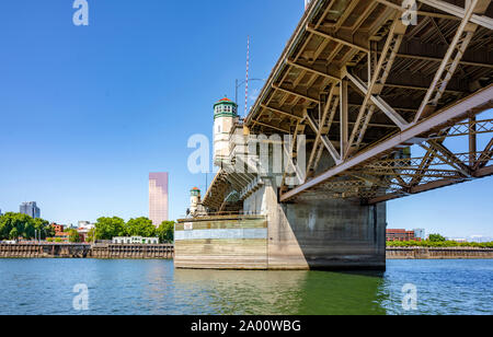 Einzigartige alte truss Zugbrücke Verkehr und Fußgänger Burnside Brücke über den Willamette River im Nordwesten Portland Oregon mit überstehenden facettierte towe Stockfoto