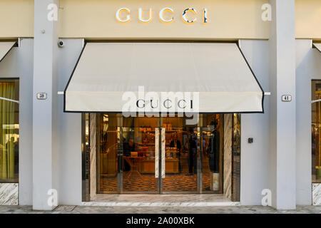 Äußere des Gucci Luxus Mode Shop in Forte dei Marmi, Lucca, Toskana, Versilia, Italien Stockfoto