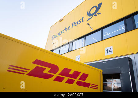 Berlin, Deutschland. 18 Sep, 2019. Logos der Deutschen Post und DHL Paketdienst. Credit: Tom Weller/dpa/Alamy leben Nachrichten Stockfoto