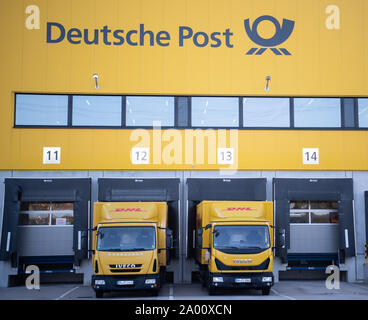 Berlin, Deutschland. 18 Sep, 2019. Lkw der Deutschen Post stehen vor einem paketzentrum, die geladen werden soll. Credit: Tom Weller/dpa/Alamy leben Nachrichten Stockfoto