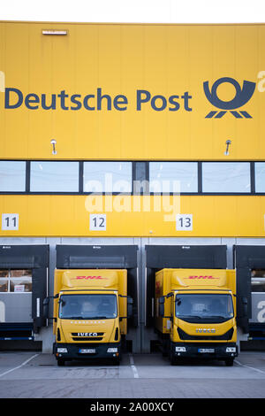 Berlin, Deutschland. 18 Sep, 2019. Lkw der Deutschen Post stehen vor einem paketzentrum, die geladen werden soll. Credit: Tom Weller/dpa/Alamy leben Nachrichten Stockfoto