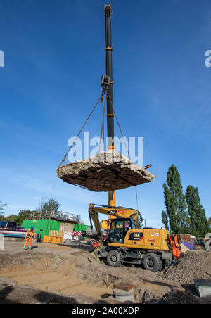 Berlin, Deutschland. 19 Sep, 2019. Ein Kran ist Teil des Behälters Barriere im Mauerpark wieder anbringen. Es war für die Arbeit der Wasserwerke am Behälter Kanal, Abfall, Wasser zu speichern, übertragen worden. Credit: Andreas Gora/dpa/Alamy leben Nachrichten Stockfoto