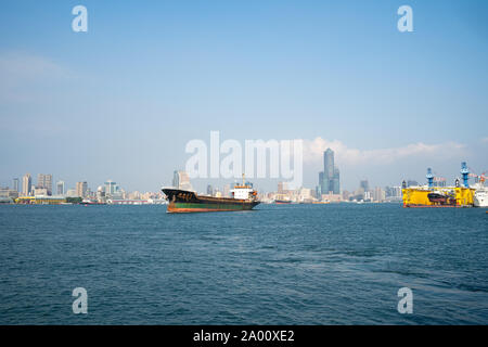 Kaohsiung, Taiwan: Leere Container Schiff verlässt den Hafen Kaohsiung an einem sonnigen Frühlingstag Stockfoto