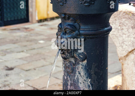 Nahaufnahme von Street Fountain in einer Form der Lion's Head. Venedig, Italien Stockfoto