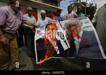 Khan Younis, Gazastreifen, palästinensischen Gebiet. 19 Sep, 2019. Palästinensische Anhänger der Demokratischen Front für die Befreiung Palästinas (DFLP) brennen Bilder Darstellung der israelische Premierminister Benjamin Netanyahu und Avigdor Lieberman, Leiter der Yisrael Beitenu Partei, während eines Protestes zur Solidarität mit den Gefangenen aus israelischen Gefängnissen, in Khan Younis im südlichen Gazastreifen, am 19. September 2019 Quelle: Ashraf Amra/APA-Images/ZUMA Draht/Alamy leben Nachrichten Stockfoto