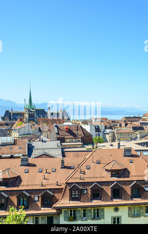 Skyline von Lausanne, Schweiz, fotografiert vom Aussichtspunkt oberhalb der Schweizer Stadt. Genfer See und Berge im Hintergrund. Historischen Gebäuden. Der Französisch sprechenden Schweiz. Dächer. Stockfoto