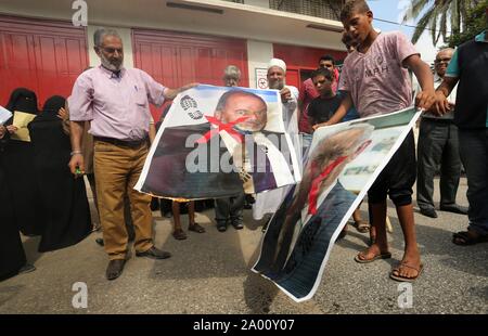 Khan Younis, Gazastreifen, palästinensischen Gebiet. 19 Sep, 2019. Palästinensische Anhänger der Demokratischen Front für die Befreiung Palästinas (DFLP) brennen Bilder Darstellung der israelische Premierminister Benjamin Netanyahu und Avigdor Lieberman, Leiter der Yisrael Beitenu Partei, während eines Protestes zur Solidarität mit den Gefangenen aus israelischen Gefängnissen, in Khan Younis im südlichen Gazastreifen, am 19. September 2019 Quelle: Ashraf Amra/APA-Images/ZUMA Draht/Alamy leben Nachrichten Stockfoto