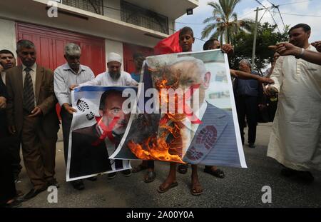 Khan Younis, Gazastreifen, palästinensischen Gebiet. 19 Sep, 2019. Palästinensische Anhänger der Demokratischen Front für die Befreiung Palästinas (DFLP) brennen Bilder Darstellung der israelische Premierminister Benjamin Netanyahu und Avigdor Lieberman, Leiter der Yisrael Beitenu Partei, während eines Protestes zur Solidarität mit den Gefangenen aus israelischen Gefängnissen, in Khan Younis im südlichen Gazastreifen, am 19. September 2019 Quelle: Ashraf Amra/APA-Images/ZUMA Draht/Alamy leben Nachrichten Stockfoto