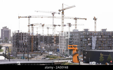 Hamburg, Deutschland. 06 Sep, 2019. Baukräne stehen auf einer Baustelle mit mehreren Wohngebäuden an Bakenhafen Hafen in der Hafencity. Credit: Christian Charisius/dpa/Alamy leben Nachrichten Stockfoto