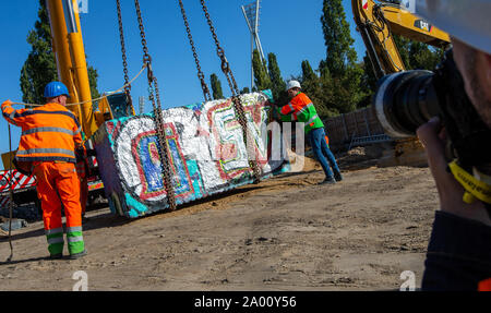 Berlin, Deutschland. 19 Sep, 2019. Ein Kran hebt ein granitblock im Mauerpark wieder an seinen Platz. Die granitblock und ein Tank barrier hatte für die Arbeit der Wasserwerke am Behälter Kanal, Abfall, Wasser zu speichern, verschoben. Credit: Andreas Gora/dpa/Alamy leben Nachrichten Stockfoto