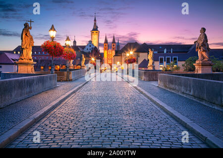 Würzburg, Alte Mainbrücke. Stadtbild das Bild der Altstadt von Würzburg mit alten Main Brücke über den Fluß während der schönen Sonnenaufgang. Stockfoto