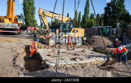 Berlin, Deutschland. 19 Sep, 2019. Ein Kran hebt ein Tank barrier zurück in den Mauerpark. Ein granitblock und der Tank barrier hatte für die Arbeit der Wasserwerke am Behälter Kanal, Abfall, Wasser zu speichern, verschoben. Credit: Andreas Gora/dpa/Alamy leben Nachrichten Stockfoto