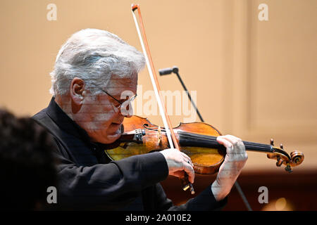 Prag, Tschechische Republik. 18 Sep, 2019. Israelisch-amerikanische Geiger Pinchas Zukerman führt während eines Konzerts des Prager Sinfonieorchester FOK, am 18. September 2019, in Prag, Tschechische Republik. Quelle: Michal Kamaryt/CTK Photo/Alamy leben Nachrichten Stockfoto