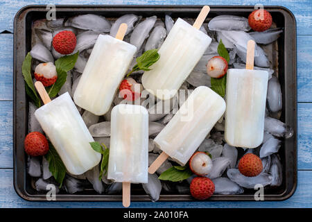 Eis Eis am Stiel über Eis Stockfoto