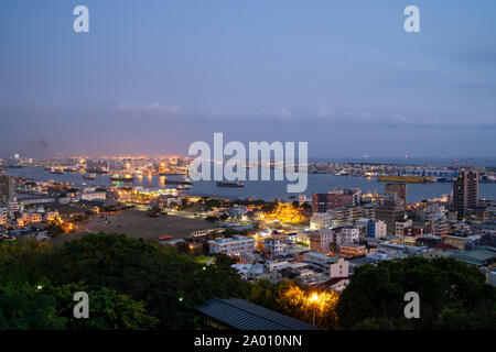 Kaohsiung, Taiwan: Blick auf den Hafen von Kaohsiung nach Sonnenuntergang Stockfoto