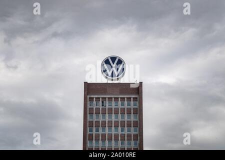 Wolfsburg, Deutschland. 18 Sep, 2019. Ein großer VW-Logo steht auf dem Hochhaus Verwaltungsgebäude des Volkswagen Werks. Credit: Sina Schuldt/dpa/Alamy leben Nachrichten Stockfoto