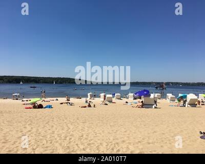 Berlin, Deutschland - 29. Mai 2018: Die Menschen genießen die heißen Wetter in Wannsee Beach (Strandbad Wannsee) Stockfoto