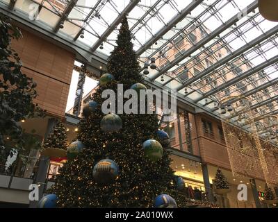 Berlin, Deutschland - 2. Dezember, 2018: Die großen Weihnachtsbaum am Potsdamer Platz Arkaden Einkaufszentrum während der Weihnachtszeit. Großer Weihnachtsbaum in Stockfoto