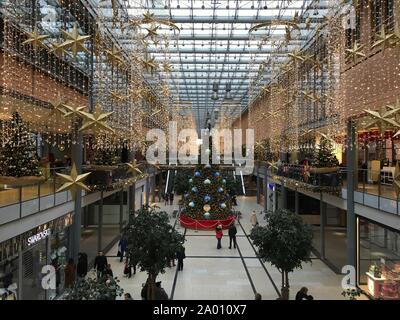 Berlin, Deutschland - 2. Dezember, 2018: Potsdamer Platz Arkaden Einkaufszentrum in Weihnachtsdekoration mit riesigen Weihnachtsbaum, Girlanden und Lichtern. Stockfoto