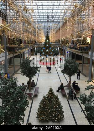 Berlin, Deutschland - 2. Dezember, 2018: Potsdamer Platz Arkaden Einkaufszentrum in Weihnachtsdekoration mit riesigen Weihnachtsbaum, Girlanden und Lichtern. Stockfoto