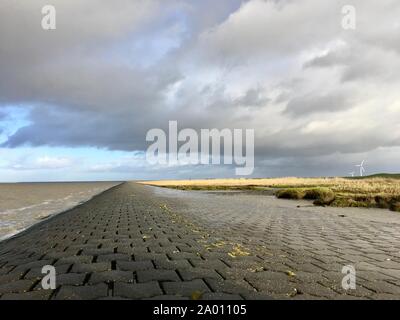 Nordseeküste in Ostfriesland (Ostfriesland) mit dramatischen Wolken und Licht bei kaltem Wetter Stockfoto