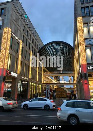 Berlin, Deutschland - Dezember 10, 2018: Shopping Mall von Berlin Exterieur mit Weihnachtsdekoration, Weihnachtsbaum und Leuchten Stockfoto