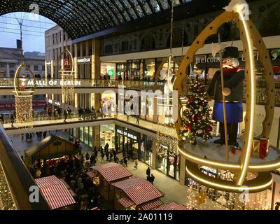 Berlin, Deutschland - 16 Dezember, 2018: Einkaufen Berlin' für Weihnachten dekoriert, besetzt mit vielen Käufern und mit Tausenden von ligh beleuchtet Stockfoto