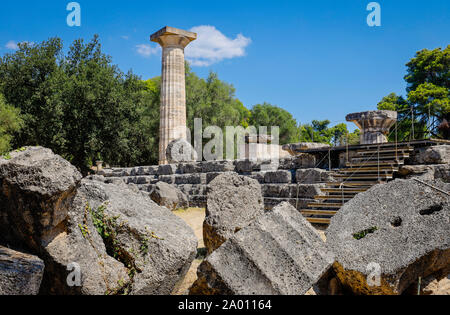 Olympia, Elis, Peloponnes, Griechenland - das antike Olympia, hier bleibt der Säulen vom Tempel des Zeus. Olympia, Elis, Peloponnes, Griechenland - Anti Stockfoto