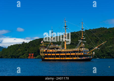 Yokosuka, Japan - 3. September 2016: Stilisierte Piratenschiff und Torii Tor auf Ashi See. Touristische Bootsfahrt und hell zinnoberrot Tori Gate von Hakone Shin Stockfoto