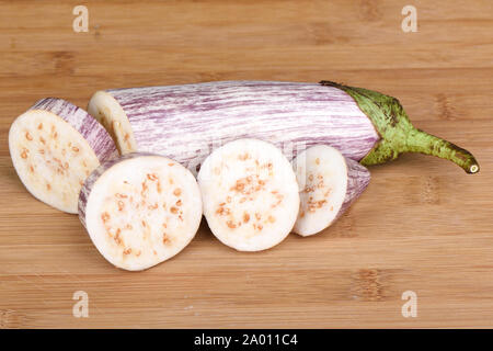 Aubergine graffiti in Stücke geschnitten auf einer hölzernen Tisch. Im rustikalen Stil. Kopieren Sie Platz. Stockfoto