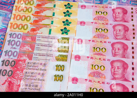 Renminbi und Hong Kong Dollar Banknoten Stockfoto