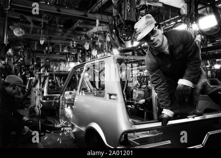 Montagelinien in der autofabrik Innocenti Leyland in Mailand Lambrate (1979) Stockfoto
