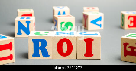 Holzblöcke mit dem Wort ROI. Verhältnis zwischen Gewinn und Investition, die aus einer Investition von Ressourcen. Hohe Business Stockfoto