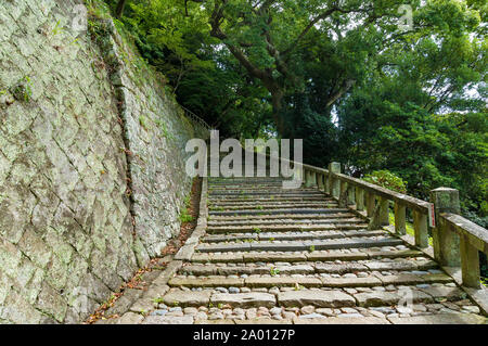 Steile Steintreppe von grünen Bäumen. Kunozan Tosho-gu Schrein Treppe, Shizuoka, Japan Stockfoto