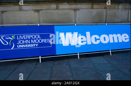 Vor der Liverpool John Moores University in Liverpool Zeichen Stockfoto