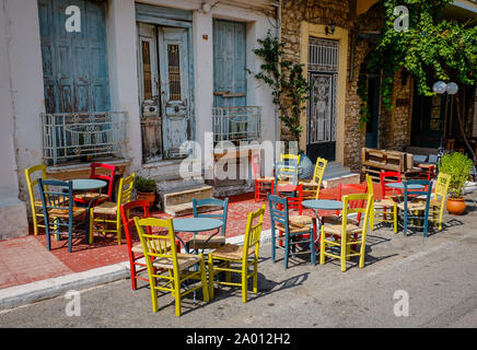 Kyparissia, Peloponnes, Griechenland - Bunte Stühle und Tische, Straßencafés und Restaurants in der Altstadt. Kyparissia, Messenien, Pelopon Stockfoto