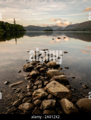 Felsen am Ufer des Derwentwater, Lake District Stockfoto