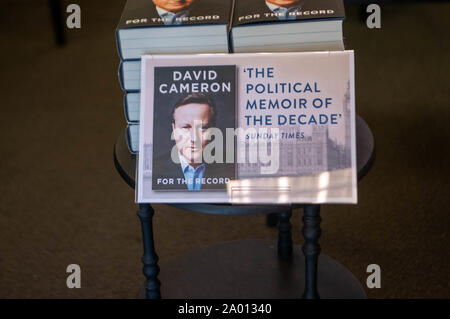 Brentwood Essex UK. 19 Sep, 2019. David Cameron's Erinnerungen heute veröffentlicht, Anzeige in Waterstones Brentwood Essex. Fotografie Erlaubnis aus dem Geschäft zurück. Credit: Ian Davidson/Alamy leben Nachrichten Stockfoto