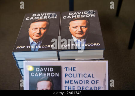 Brentwood Essex UK. 19 Sep, 2019. David Cameron's Erinnerungen heute veröffentlicht, Anzeige in Waterstones Brentwood Essex. Fotografie Erlaubnis aus dem Geschäft zurück. Credit: Ian Davidson/Alamy leben Nachrichten Stockfoto