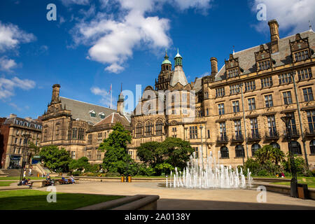 England, Yorkshire, Sheffield, Peace Gardens, Rathaus mit Brunnen Stockfoto