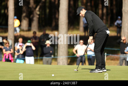 Von Nordirland Rory McIlroy in Aktion während der Tag Zwei der BMW PGA Open bei Wentworth Golf Club, Surrey Stockfoto