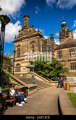 England, Yorkshire, Sheffield, Peace Gardens, Besucher im Rathaus im Sonnenschein Stockfoto
