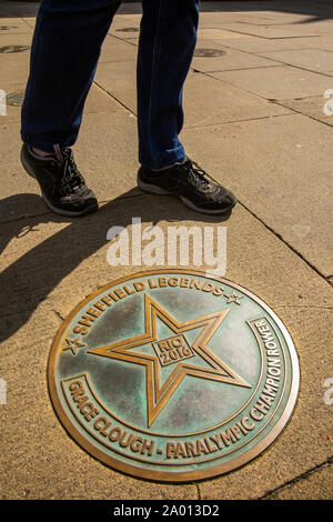 England, Yorkshire, Sheffield, Surrey Street, Sheffield Legenden Walk of Fame Plakette am Rathaus zur Gnade Clough, 2016 Rio Spiele Paralympics Meister rower Stockfoto