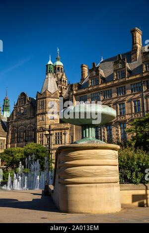 England, Yorkshire, Sheffield, Peace Gardens, Rathaus mit Brunnen Stockfoto