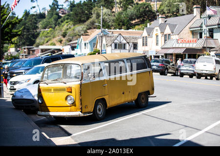 VW Bus T2 in einer Hauptstraße des Dorfes am Big Sur Stockfoto