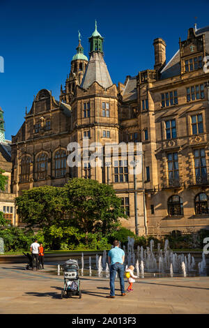 England, Yorkshire, Sheffield, Peace Gardens, Besucher im Rathaus Brunnen im Sonnenschein Stockfoto