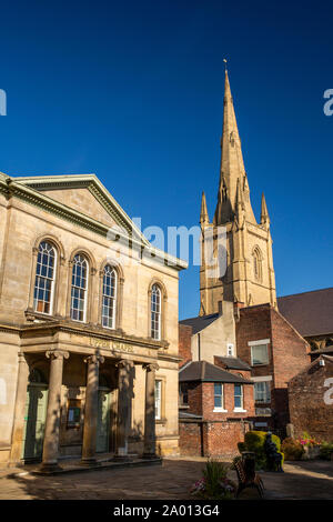 England, Yorkshire, Sheffield, Norfolk Street, Unitarian obere Kapelle und die Katholische Kathedrale spire Stockfoto