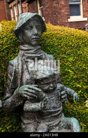 England, Yorkshire, Sheffield, Norfolk Street, Unitarian obere Kapelle, Mutter & Kind Skulptur des Bildhauers George Fullard (1923-73) Stockfoto