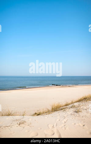 Foto von einem Meer Sand dune an einem sonnigen Tag. Stockfoto